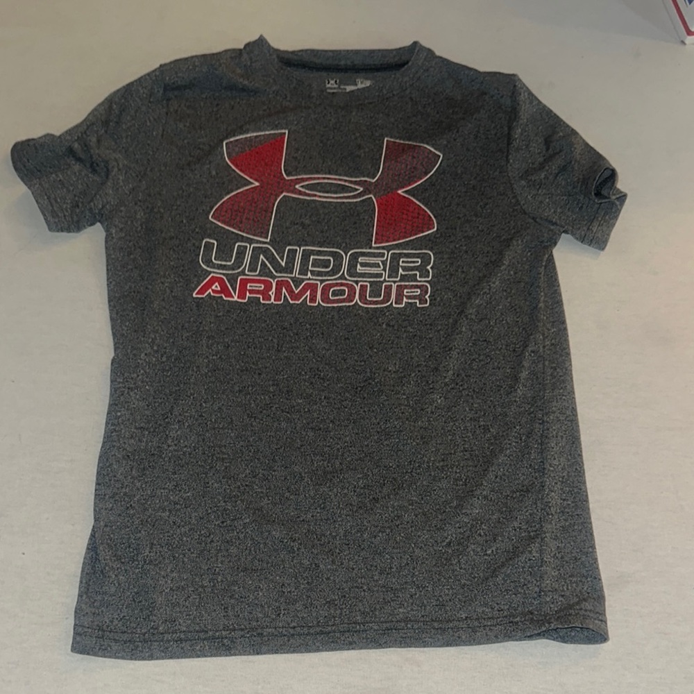 Womens Size Medium Under Armour Kids Gray and Red T-Shirt.
